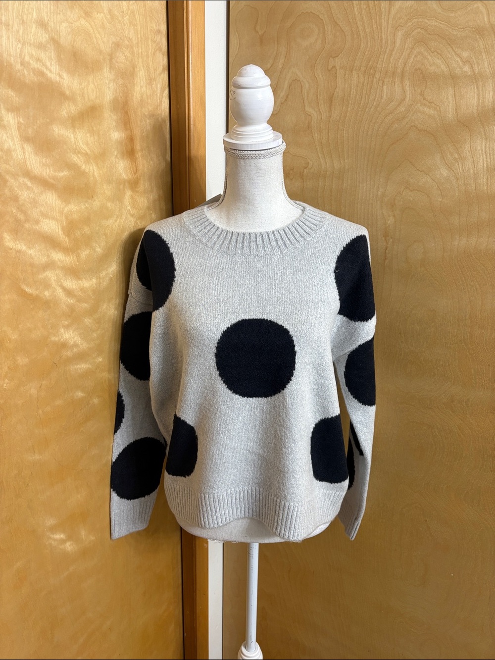 NWT Chelsea & Theodore Grey And Black Polka Dot Long Sleeve Sweater Size M